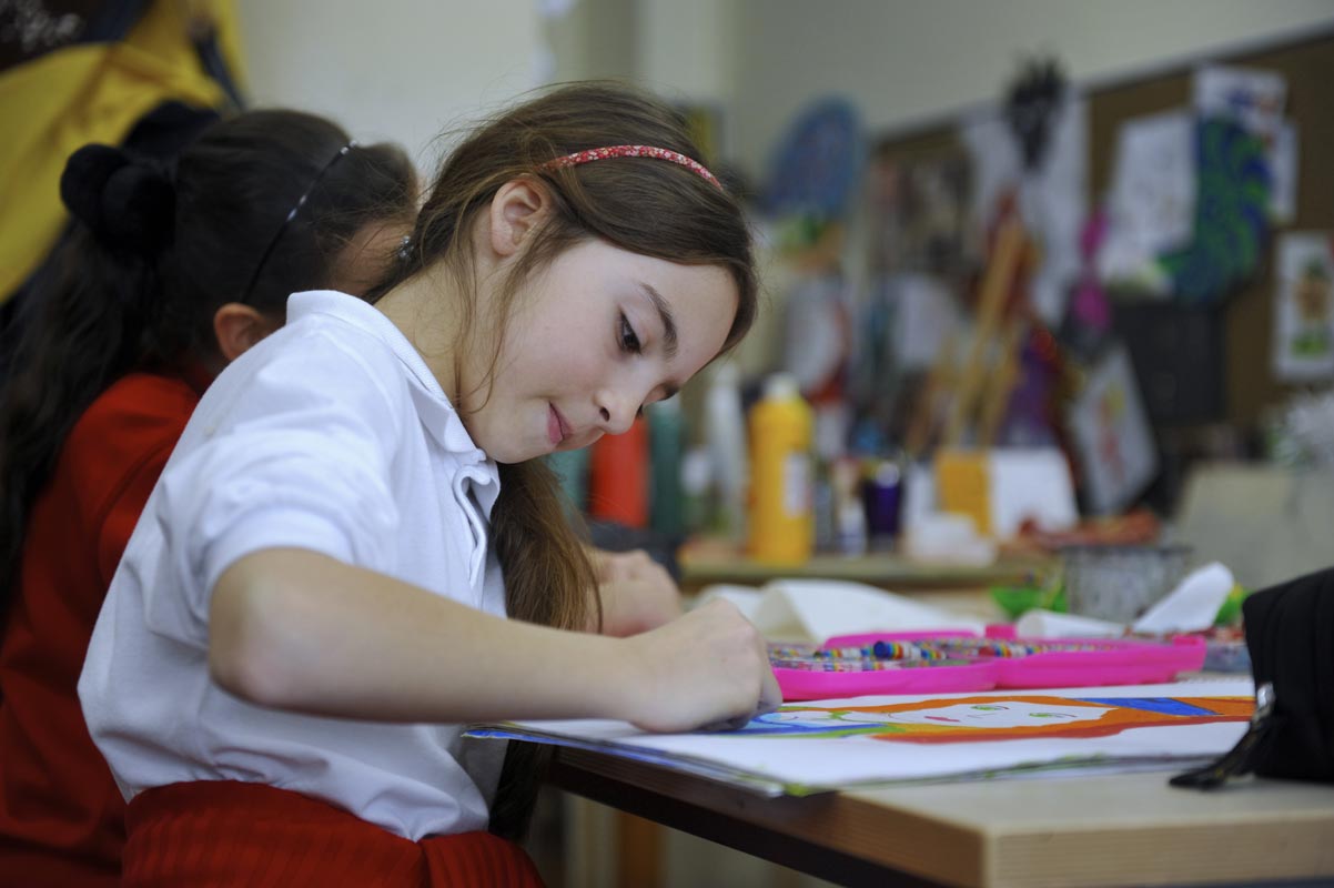 Sanat çalışması yapan öğrenci