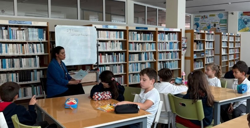 Kütüphanede kitap okuyan ilkokul öğrencileri